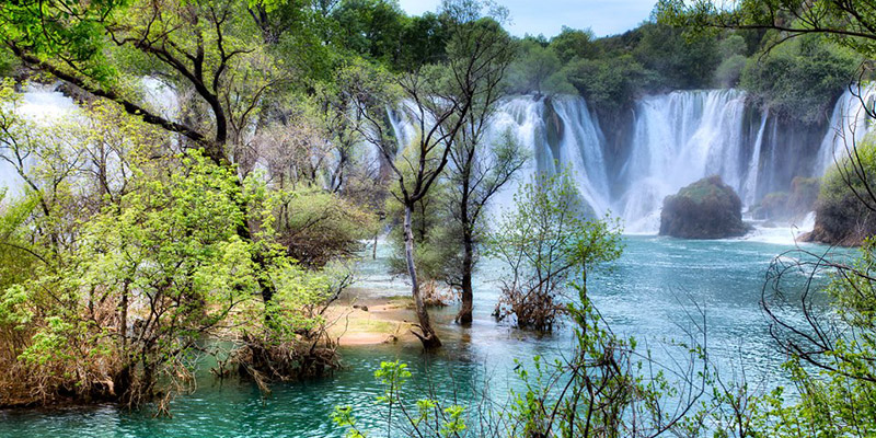 Der Fluss Trebizat bildet wunderschne, bis zu 28 m hohe Wasserflle in der herzegowinischen Karst.